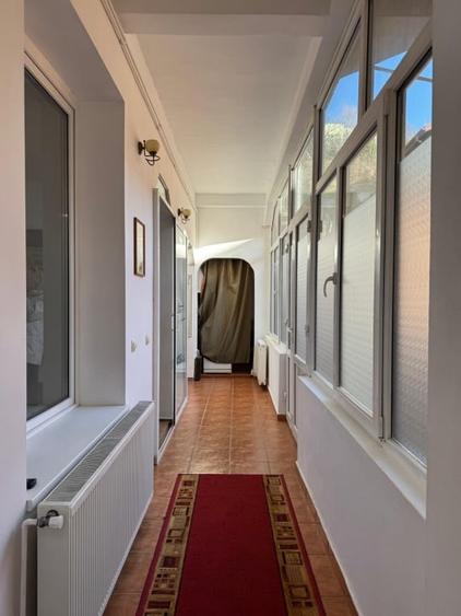 Apartament cu 3 camere semidecomandat, mobilat în Central