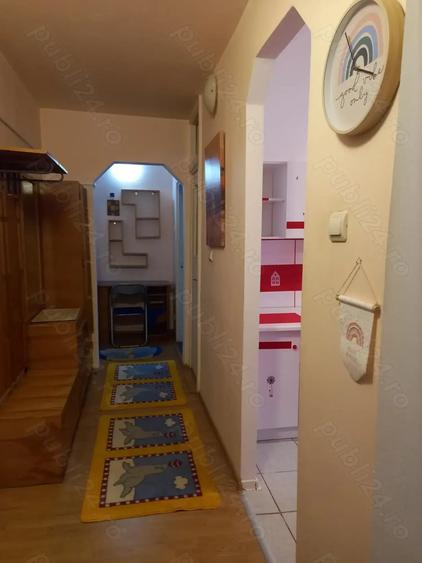Apartament cu 3 camere semidecomandat în Aradului