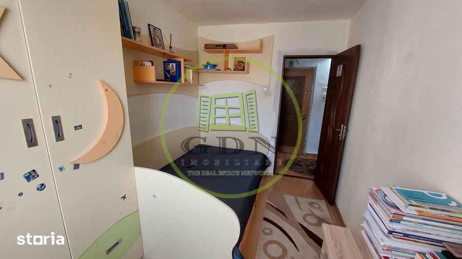 Apartament cu 3 camere semidecomandat, mobilat în Nord