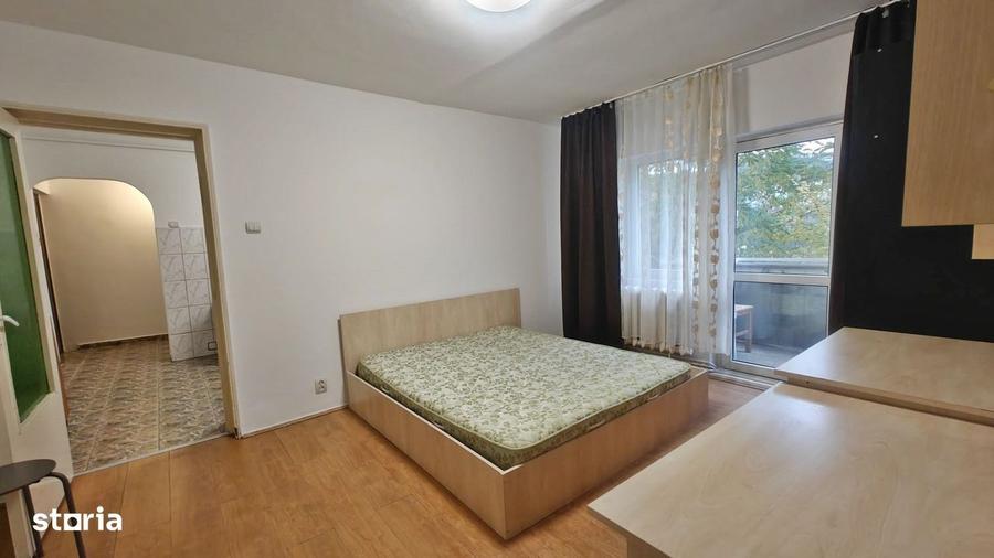 Apartament cu 3 camere semidecomandat în Grigorescu