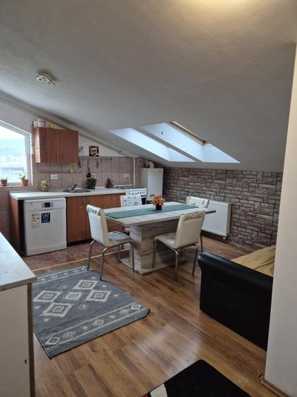 Apartament cu 3 camere semidecomandat, mobilat în Florești