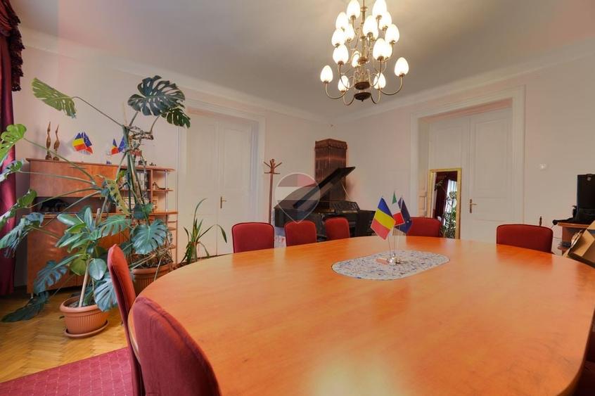 Apartament cu 5 camere decomandat în Semicentral