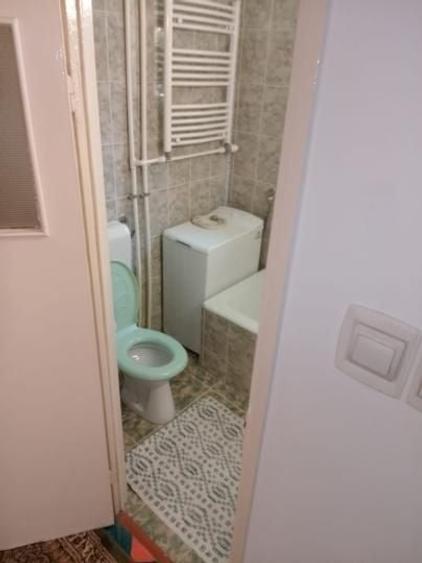 Apartament cu 3 camere semidecomandat, mobilat în Titan