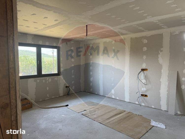 Casă cu 4 camere cu Teren 1109 Mp în Bonț