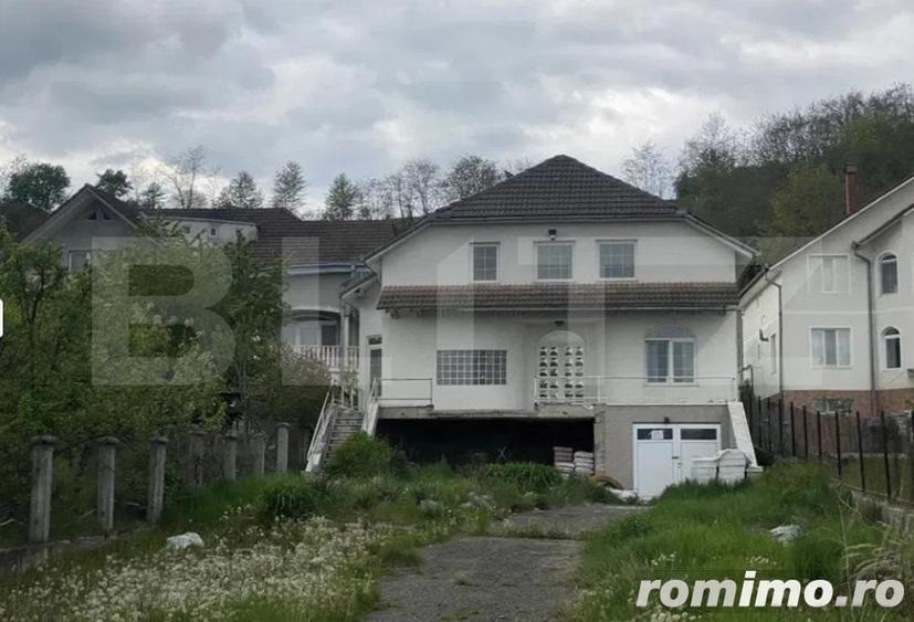 Casă cu 7 camere cu Teren 1000 Mp în Central