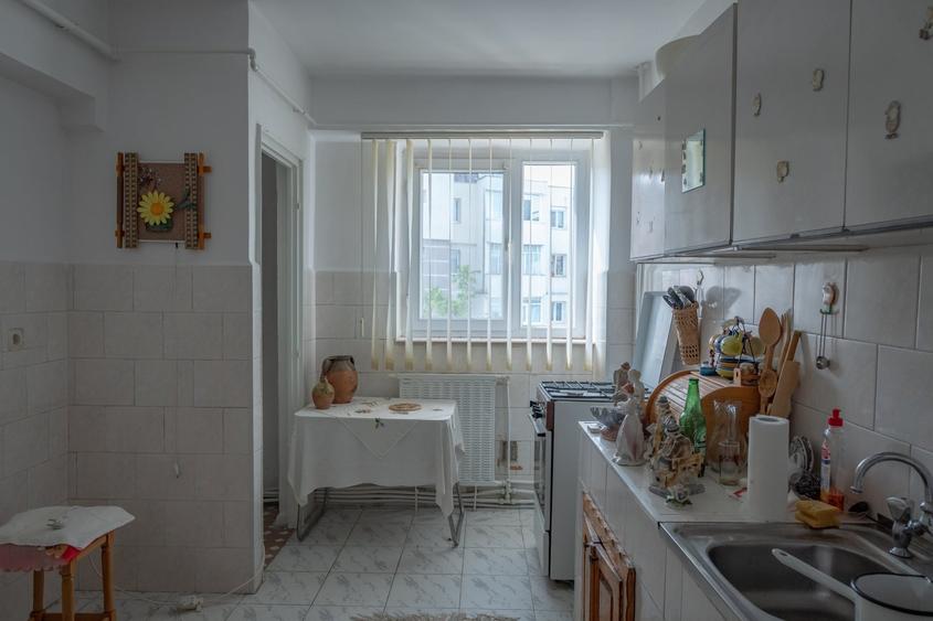Apartament cu 3 camere decomandat, mobilat în Moinești