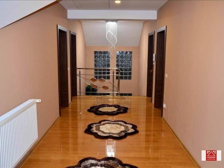 Casă individuală cu 7 camere cu Garaj în Șagu