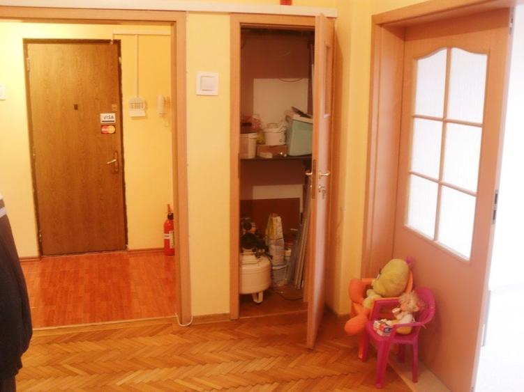 Apartament cu 3 camere decomandat, mobilat în P-ța Victoriei