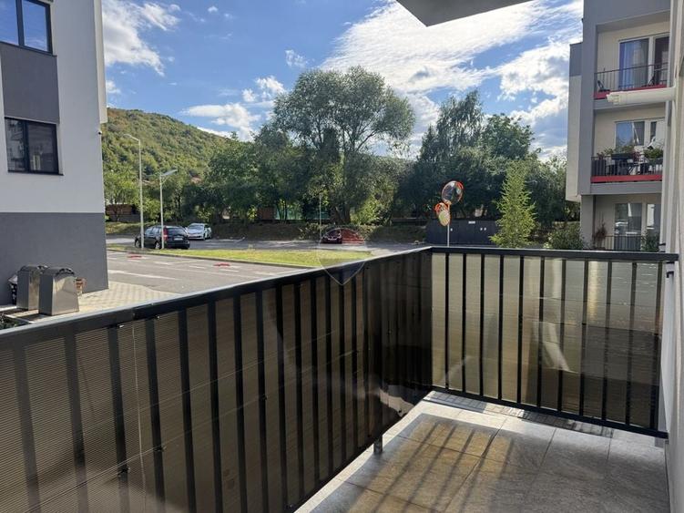 Apartament cu 2 camere semidecomandat, mobilat în Florești