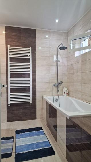 Casă individuală cu 5 camere cu Canalizare în Est