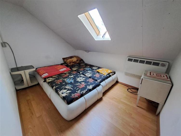 Casă individuală cu 7 camere cu Teren 1660 Mp în Pietroasa