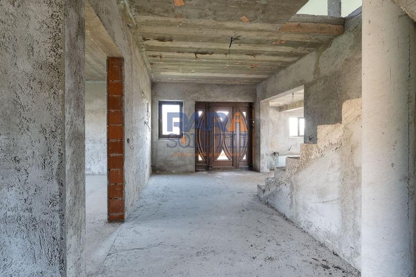 Casă cu 6 camere cu Garaj în Bâra