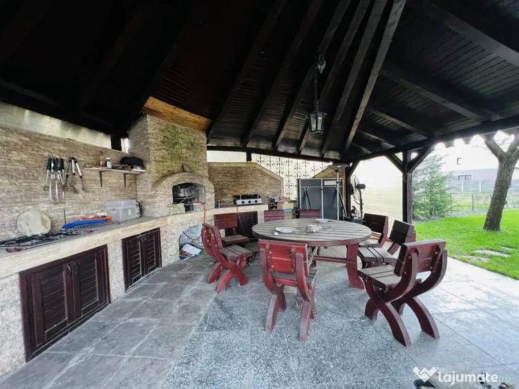 Casă cu 7 camere cu Teren 826 Mp în Dumbrăvița