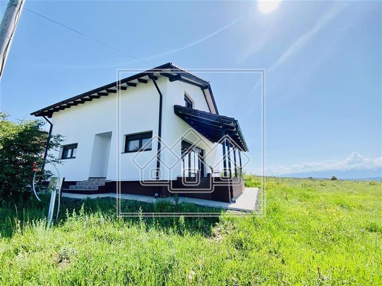 Casă individuală cu 5 camere cu Canalizare în Exterior Est