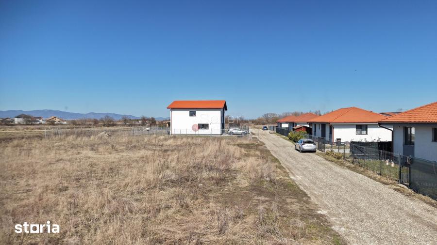 Teren de 2000 mp, în Stupini