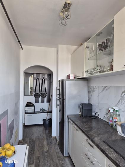 Apartament cu 3 camere semidecomandat în Tache