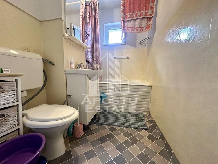 Apartament cu 3 camere semidecomandat, mobilat în Girocului