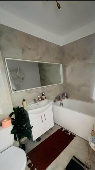 Apartament cu 3 camere decomandat în Roșu