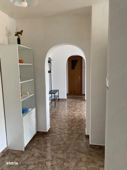 Apartament cu 4 camere semidecomandat în Văcăresti