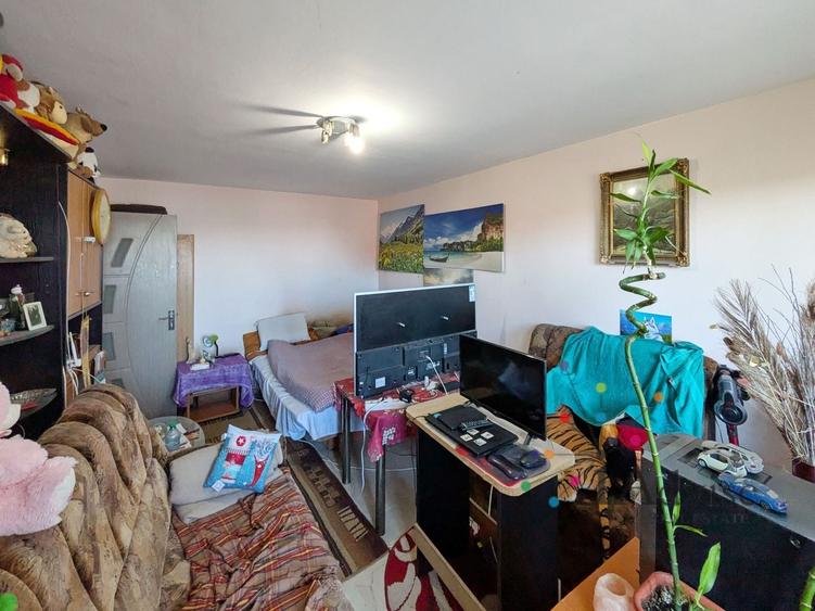 Apartament cu 4 camere decomandat în Dârste