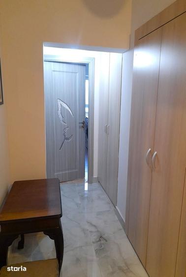 Apartament cu 3 camere semidecomandat în Tineretului