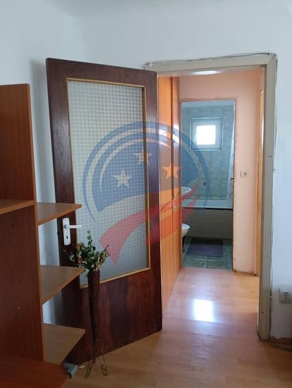 Apartament cu 2 camere semidecomandat în Craiovița Nouă