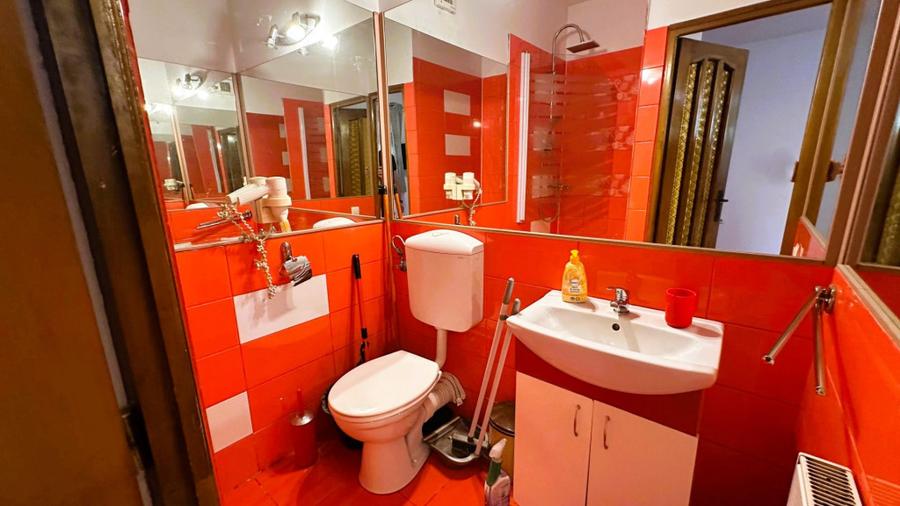 Casă cu 12 camere cu Teren 350 Mp în Central