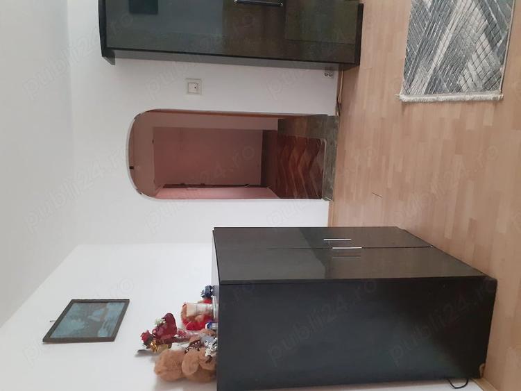 Apartament cu 3 camere semidecomandat în Republicii