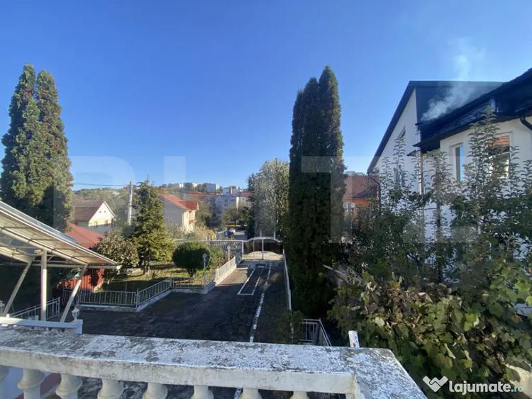 Casă cu 7 camere cu Teren 595 Mp în Central