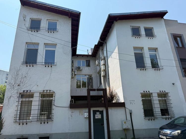 Casă individuală cu 12 camere cu Canalizare în Cotroceni
