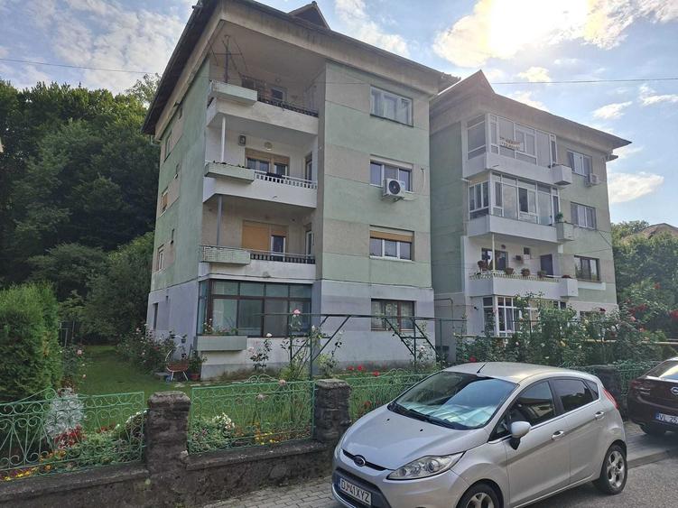 Apartament cu 3 camere decomandat în Est
