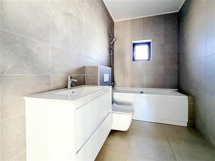 Duplex cu 3 camere cu Canalizare în Exterior Est