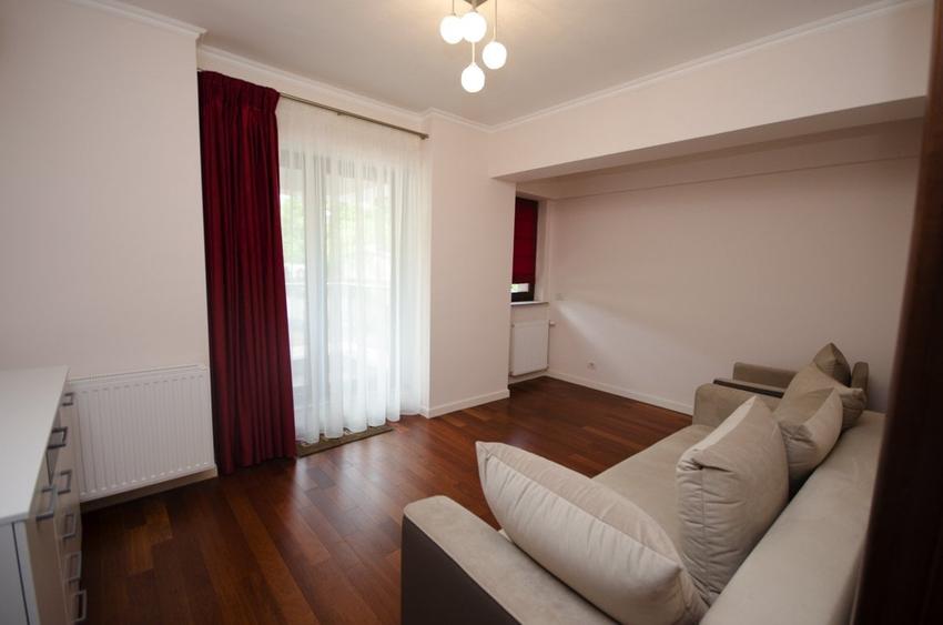 Apartament cu 3 camere decomandat în P-ța Victoriei