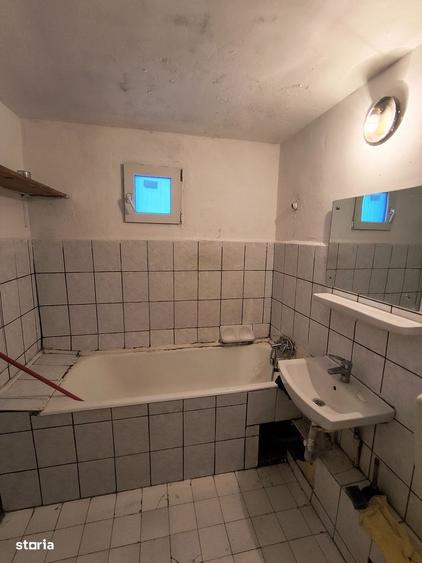 Apartament cu 3 camere semidecomandat în Berceni