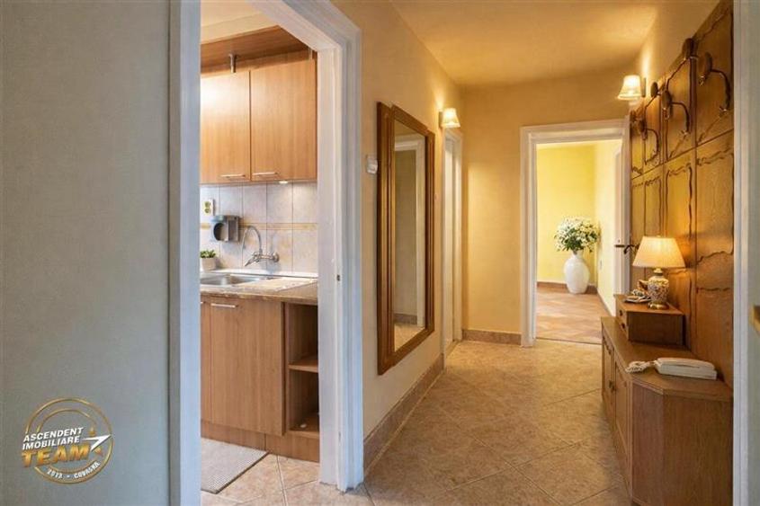 Apartament cu 4 camere decomandat în Sud