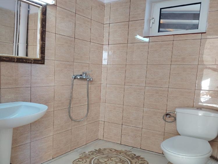 Casă cu 9 camere cu Canalizare în Central