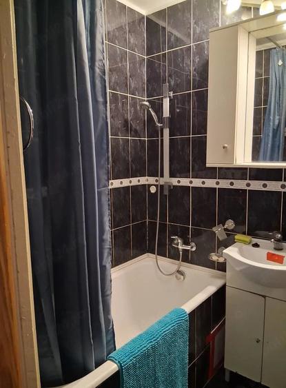 Apartament cu 3 camere semidecomandat în Berceni