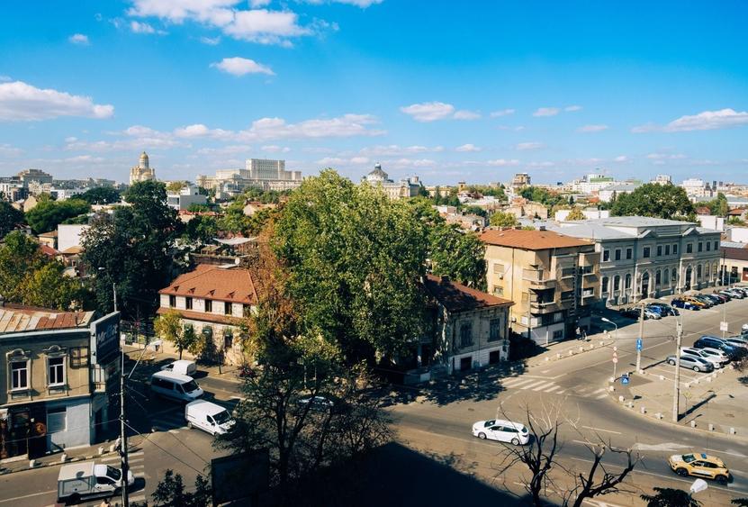 Apartament cu 3 camere semidecomandat, mobilat în P-ța Unirii