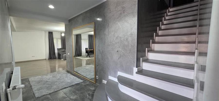 Casă individuală cu 5 camere cu Teren 400 Mp în Central