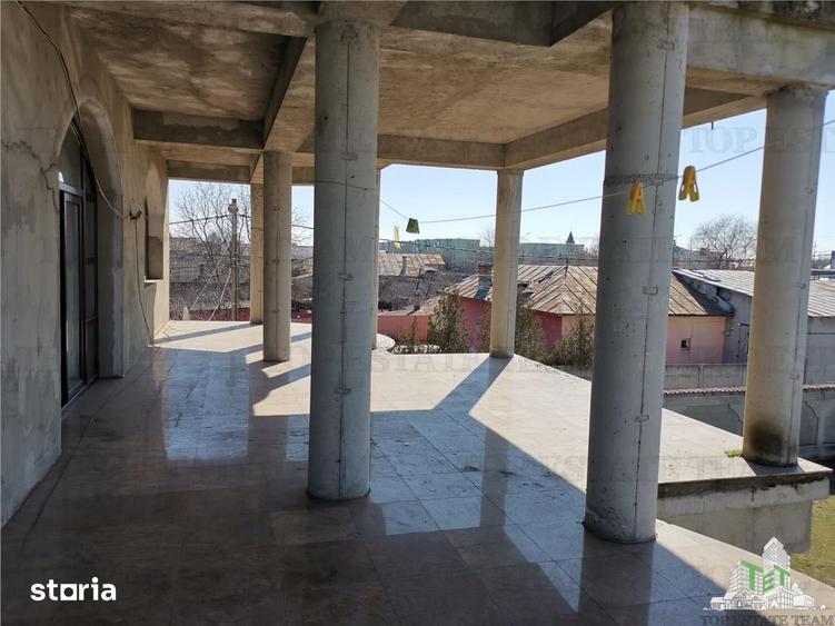 Casă cu 8 camere cu Teren 990 Mp în 1 Decembrie