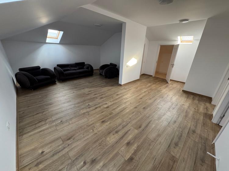 Casă cu 5 camere cu Garaj în Mogoșoaia