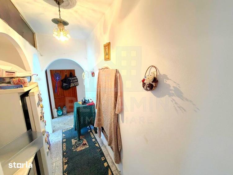 Apartament cu 3 camere semidecomandat în Craiovița Nouă