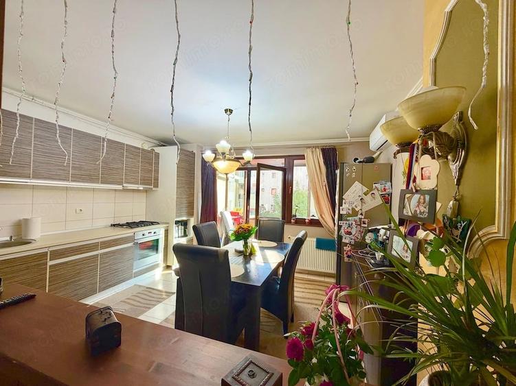 Apartament cu 3 camere semidecomandat în Buziașului