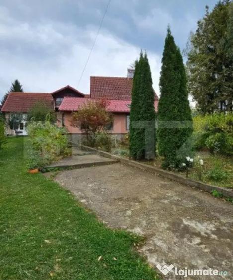 Casă cu 6 camere cu Teren 3000 Mp în Barcani
