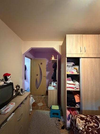 Apartament cu 3 camere semidecomandat, mobilat în Lipovei