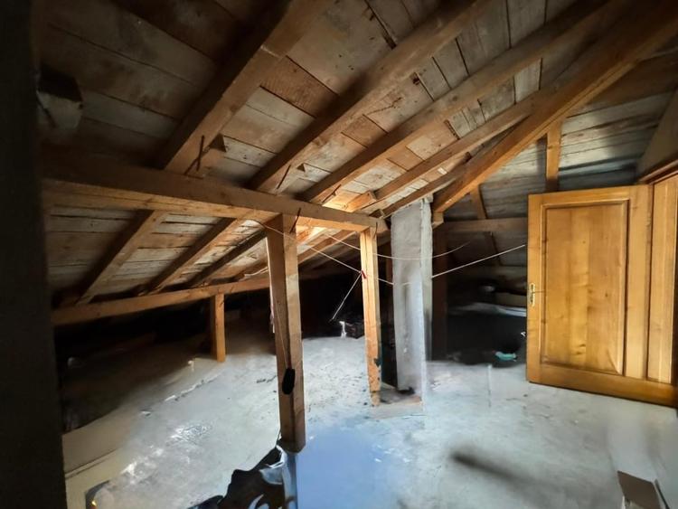 Casă individuală cu 12 camere cu Canalizare în Central