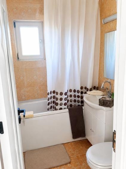 Apartament cu 3 camere semidecomandat, mobilat în 1 Mai