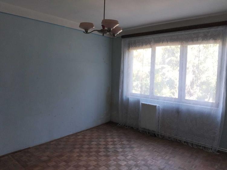 Apartament cu 3 camere semidecomandat în Sârbi