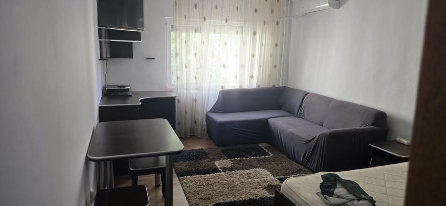 Garsonieră decomandată în Rogerius