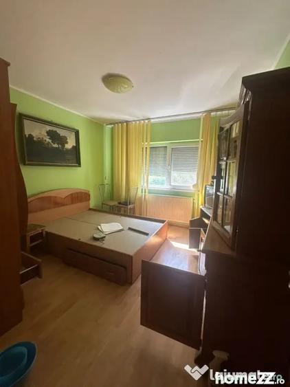 Apartament cu 3 camere semidecomandat în Buzaului